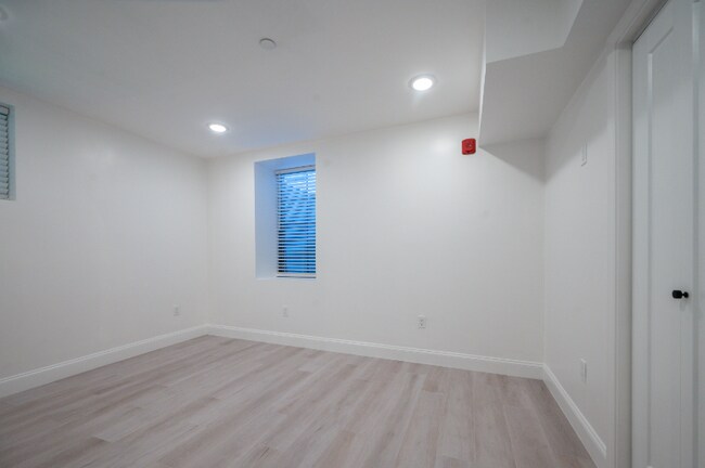 Building Photo - 126 Adelaide Ave