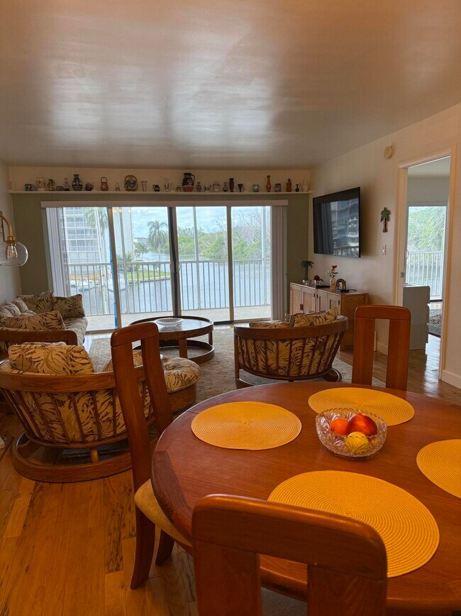 Building Photo - 1537 E Hillsboro Blvd