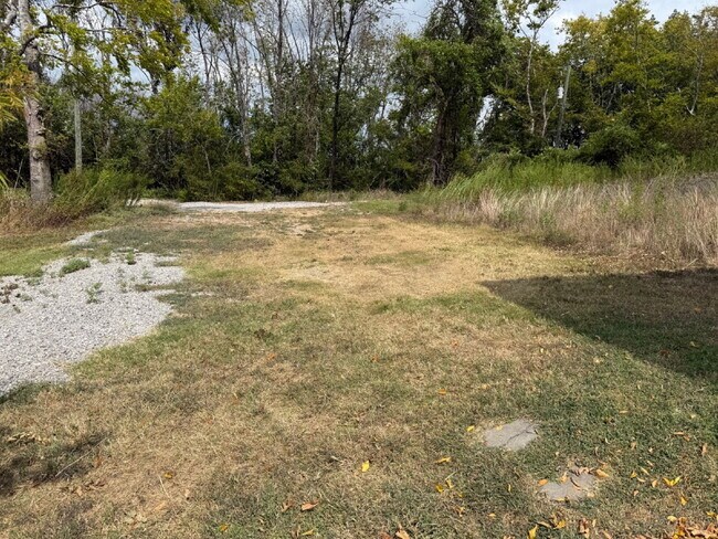 Building Photo - Amazing 3 bed 2.5 w/fenced yard. 10 min fr...