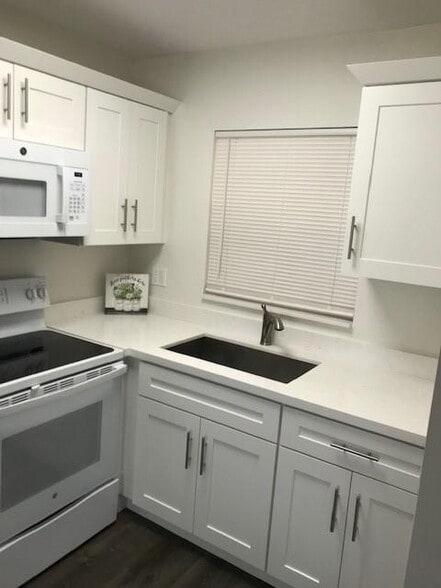 Building Photo - 3800 N University Dr