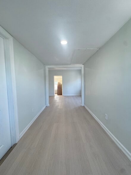 Building Photo - 249 N Macquesten Pky