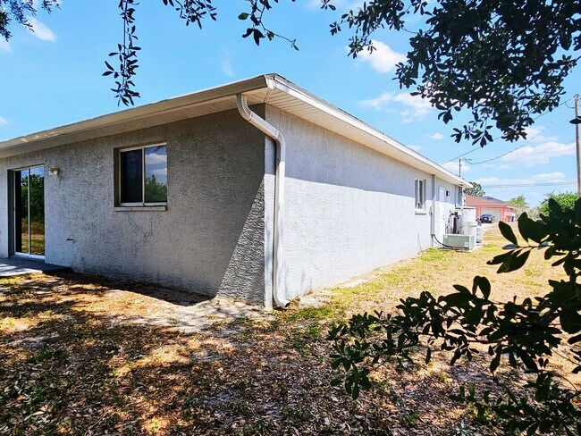 Building Photo - 3 BR / 2 BA Duplex Conveniently Located in Lehigh Acres