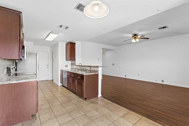 Building Photo - 2204 Coats Cir