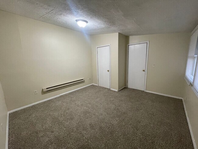 Building Photo - 3 Bedroom 1 Bathroom house Available Now!