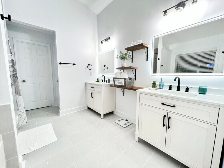 Building Photo - 6009 Mock Ives Ct NE