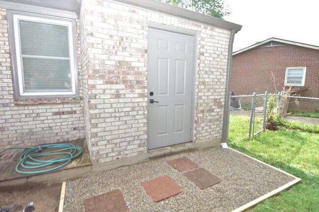 Building Photo - 3805 Wedgewood Ct