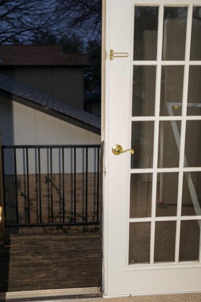 Building Photo - Room in House on Corona Dr