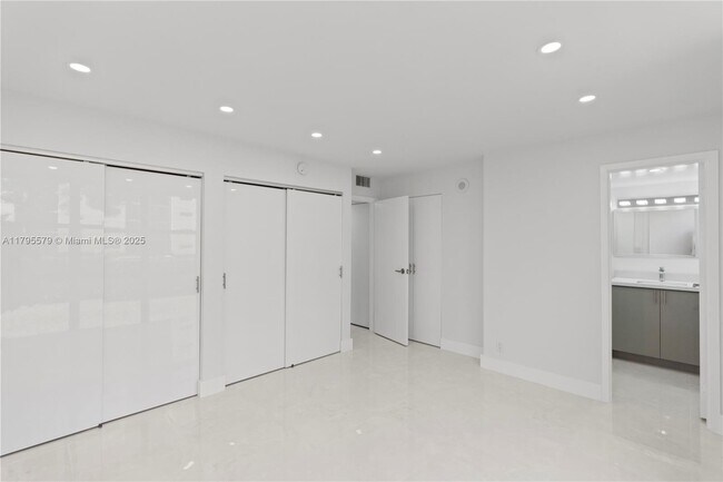 Building Photo - 17011 N Bay Rd