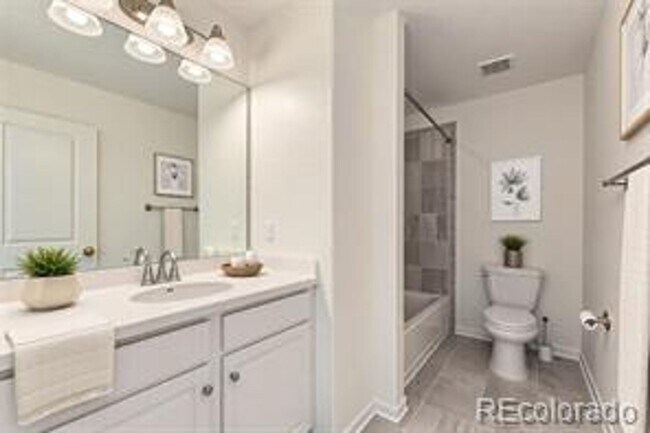 Building Photo - Spacious 3 bed 3 bath 2-story comfortable ...