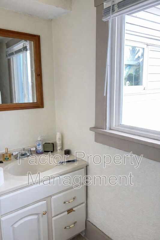 Building Photo - 103 Locust St