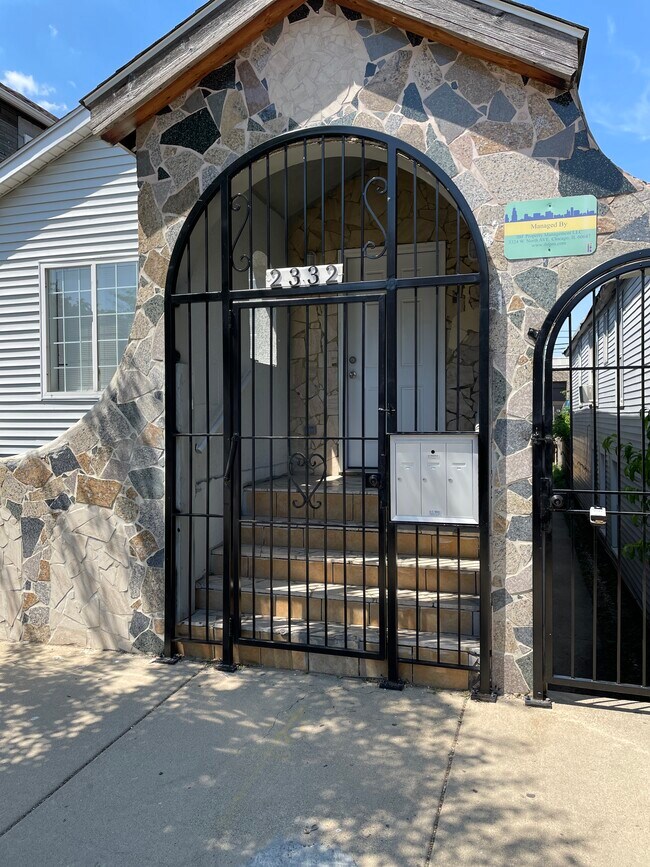 Building Photo - 2332 W 18th Pl