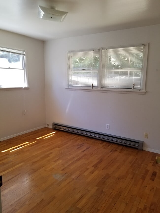 Building Photo - Occupied, do not disturb tenants. 2br duplex with carport and stackable washer/dryer included!