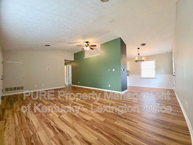 Building Photo - 305 Williamsburg Dr