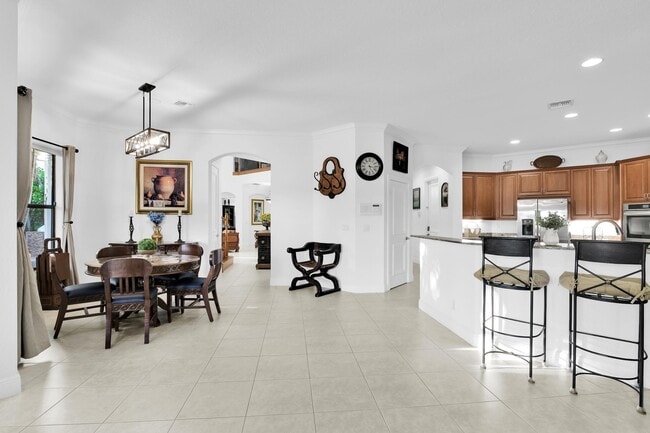 Building Photo - 10703 Versailles Blvd