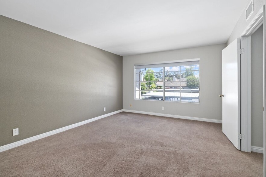 Building Photo - 19 Exeter