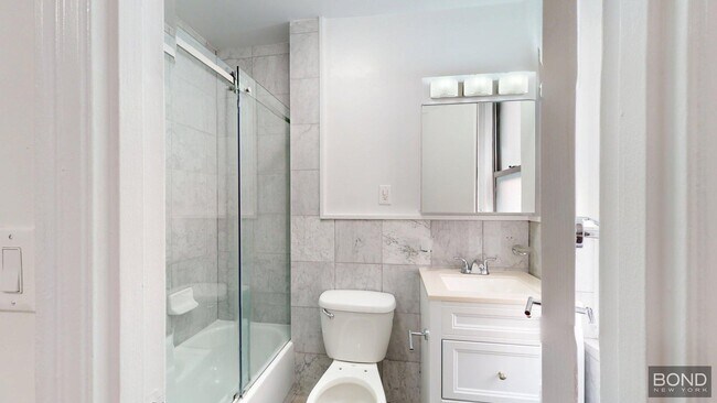 Building Photo - 140 E 46th St