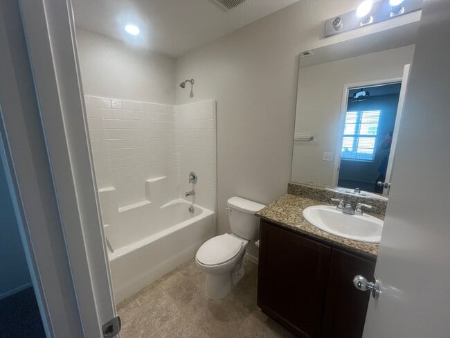 Building Photo - 2 bedroom Townhome located near Nellis Air Force Base!!