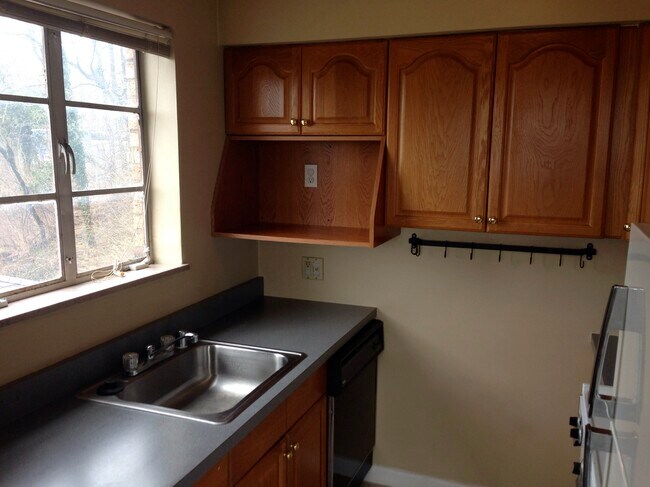 Building Photo - 3425 Pape Ave