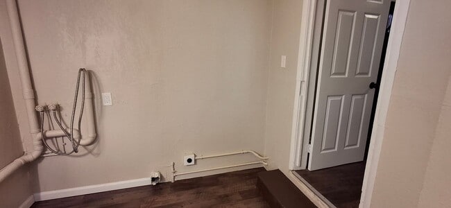 Building Photo - 4 Bedroom 1.5 Bathroom in York!