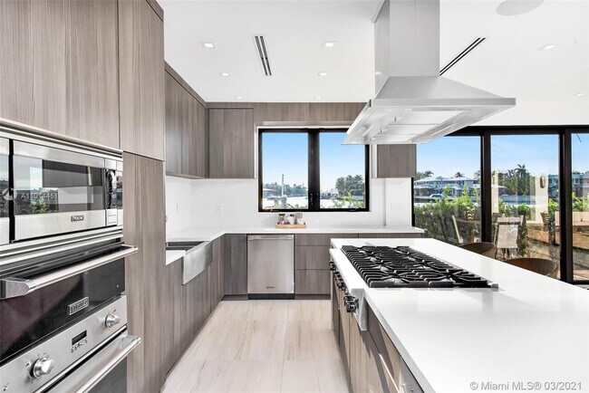 Building Photo - 2700 N Bay Rd