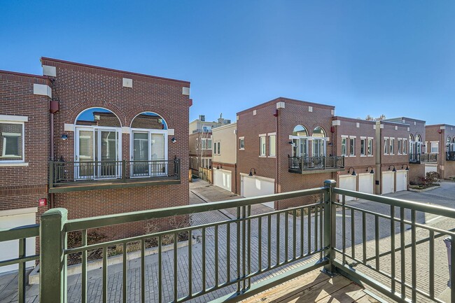 Building Photo - Gorgeous Cherry Creek Townhome - 2 bed 2 bath with 1 car garage