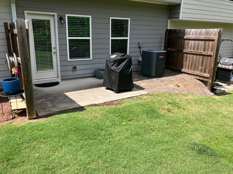 Building Photo - 3693 Acorn Dr