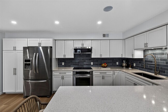 Building Photo - 700 SE 2nd Ave