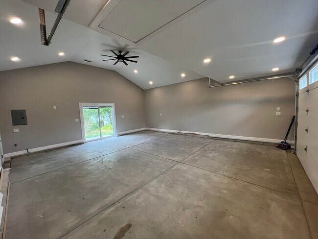 Building Photo - 7830 Westview Ln