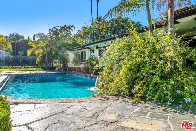 Building Photo - 829 Whittier Dr