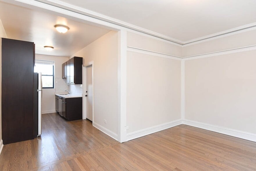 Building Photo - 2418 N Sawyer Ave