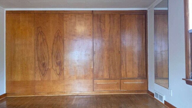Building Photo - Large 2 Bedroom Upper Apartment in Menasha WI