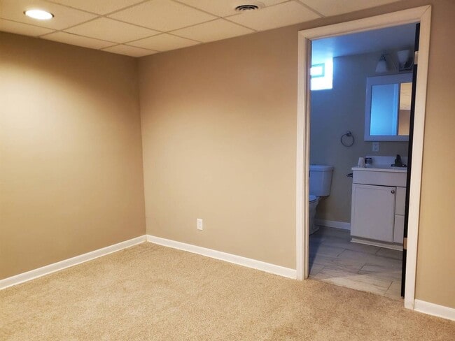 Building Photo - 3 Bedroom 2 Bath Single Family Home!  Gara...