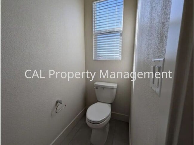 Building Photo - Beautiful 5 Bedroom Home in Hollister