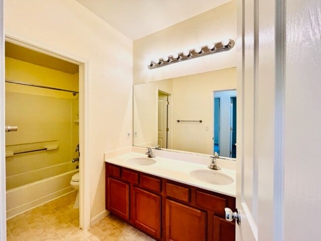 Building Photo - Gorgeous 3BD/2.5BA Tri-Level Townhouse- Ga...