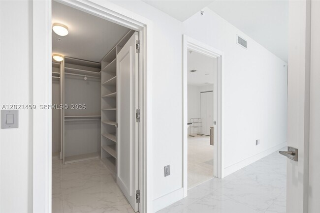 Building Photo - 17301 Biscayne Blvd
