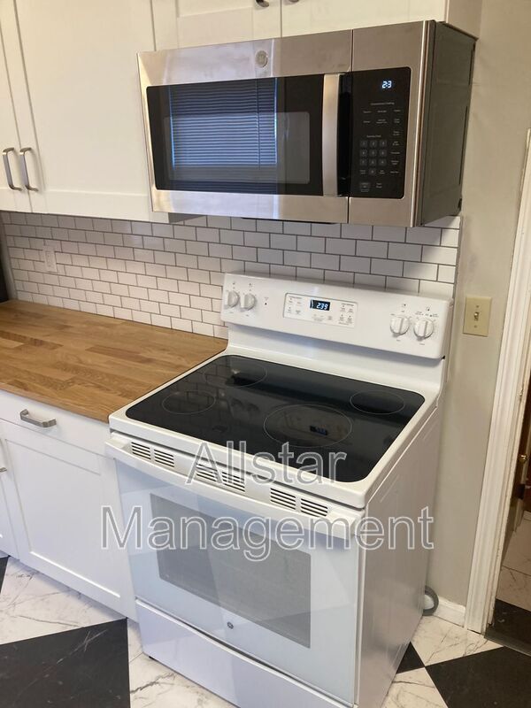 Building Photo - 320 Halle Dr