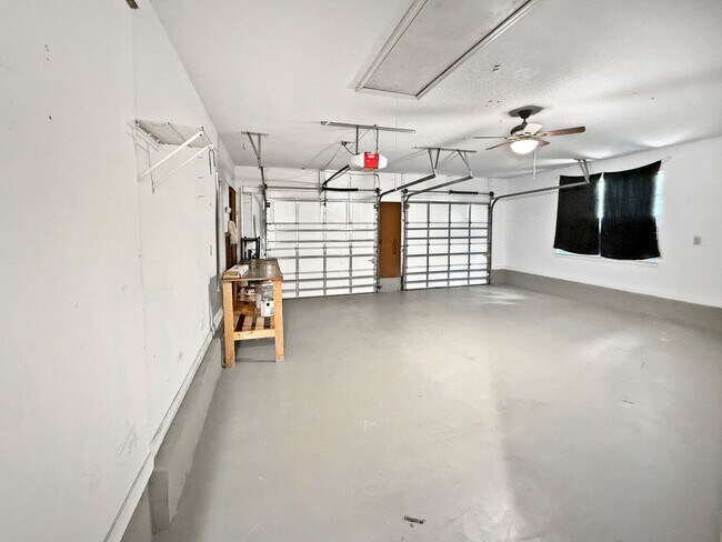 Building Photo - Charming Navarre Home with Hardwood Floors...