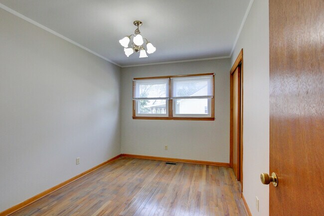 Building Photo - 104 W McReynolds Dr