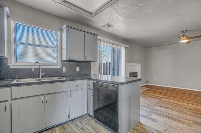 Building Photo - 4028 NW Ozmun Ave