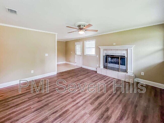 Building Photo - 3502 Lakewood Dr