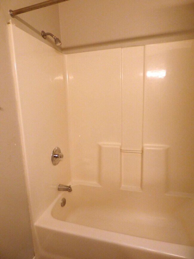 Building Photo - Rent Special: 1/2 Off March's Rent - 3 bed 2 Bath - Single Level home