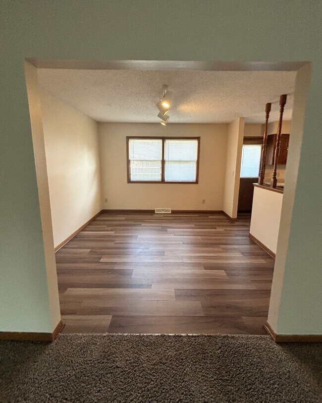Building Photo - 3 Bed/ 1.5 bath Duplex for rent in desirable Waterloo location!