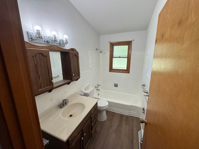 Building Photo - 138 Elmgrove Ave