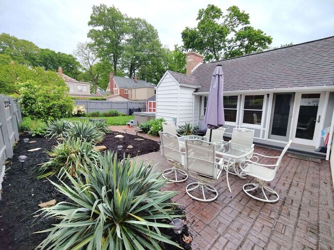 Building Photo - *Beautifully Updated & Spacious 3BD/2BA Si...