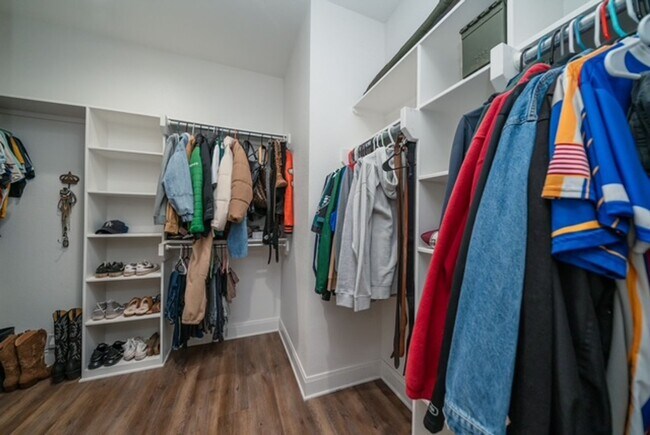 Building Photo - STUNNING modern farmhouse built in 2022 on 1 acre just outside the city limits of Tyler!