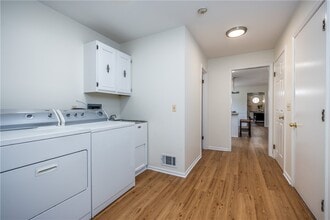 Building Photo - 460 Stone Rd