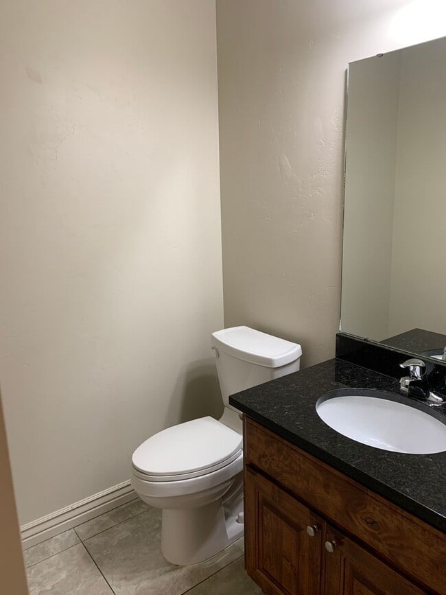 Building Photo - 3 Weeks Rent Free! | Spacious 3 Bed 2.5 Bath Townhome in West Haven | Garage + Pool Community Ame...