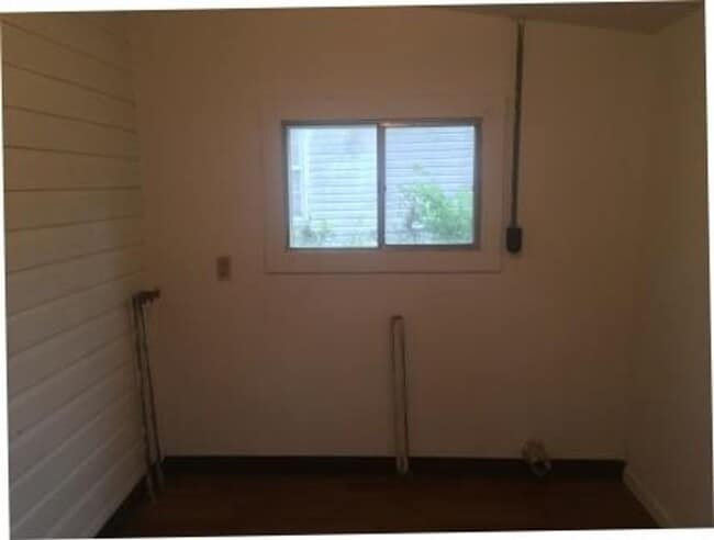Building Photo - Cute 2 bedroom home for only $895 in conve...