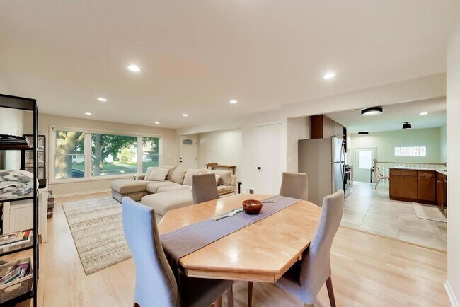 Building Photo - 539 S Evergreen Ave
