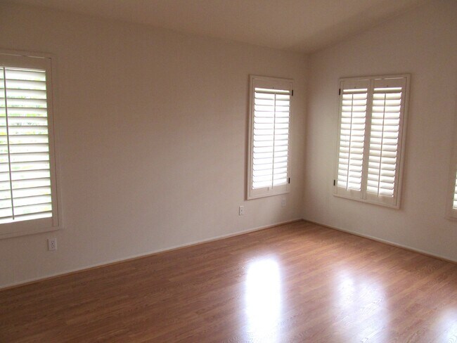 Building Photo - Andria of UTC Townhome with Attached Garag...